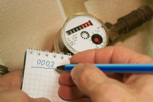 Regularly going flow metering water